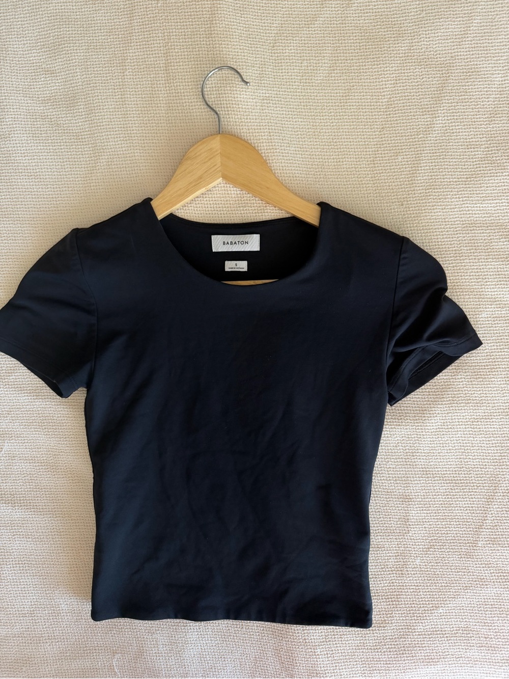 Aritzia Babaton Black Short Sleeve Crewneck Crop Top